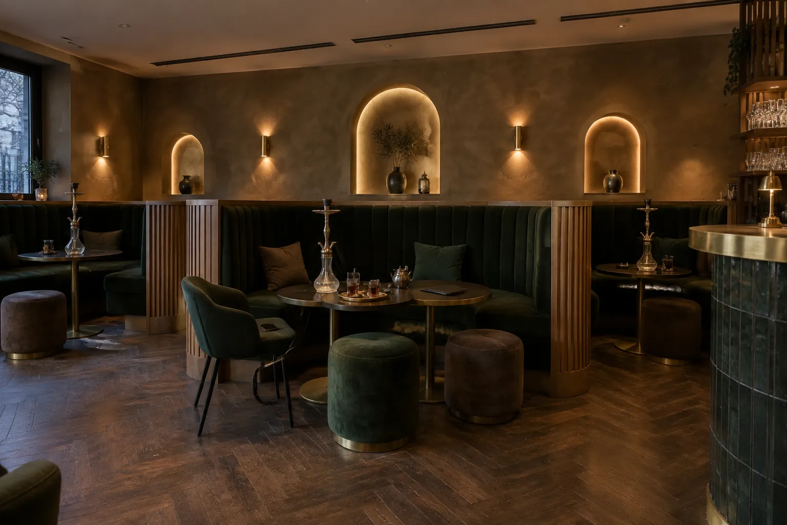 Lounge à l'ambiance tamisée avec banquettes en velours, tables basses et éclairage indirect